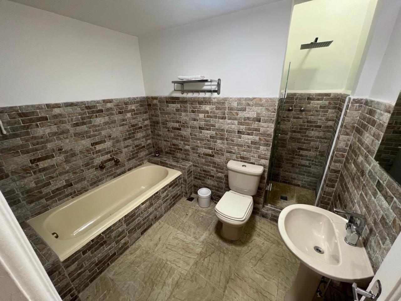 Real 410 Apartment *